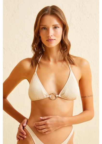Dokulu Aksesuarlı Ekru Üçgen Bikini Takım