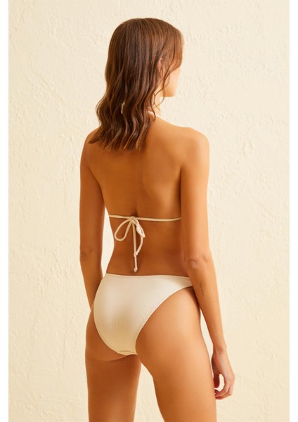 Dokulu Aksesuarlı Ekru Üçgen Bikini Takım
