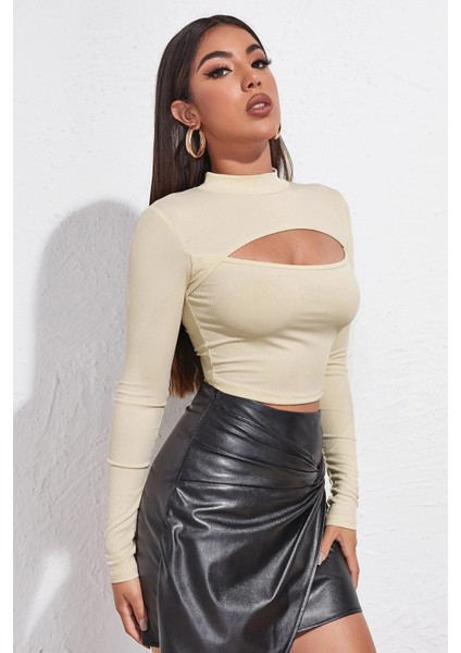 Kadın Ekru Göğüs Dekolteli Uzun Kollu Cut Out Crop Top Bluz