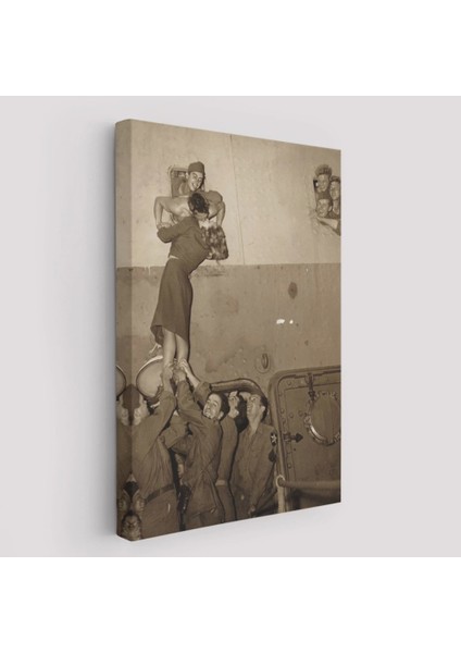 - Marlene Dietrich Tutkuyla Öpüşerek Ikinci Dünya Savaşından Eve Döndü Kanvas TABLO-5269