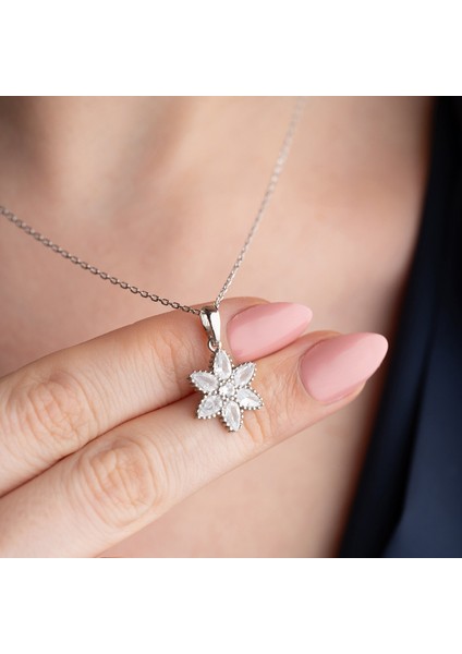 925 Ayar Gümüş Damla Taşlı Çiçek Kolye