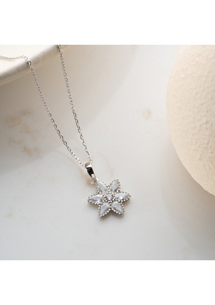 925 Ayar Gümüş Damla Taşlı Çiçek Kolye fırsatları