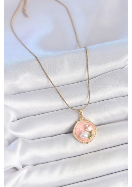 316L Çelik Gold Renk Zincir Pembe Mineli Incili Çiçek Işlemeli Portre Model Kadın Kolye - TJ-BKO10151