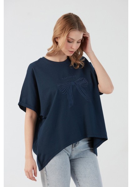 Yazı ve Fiyonk Nakışlı Oversize Tişört modelleri