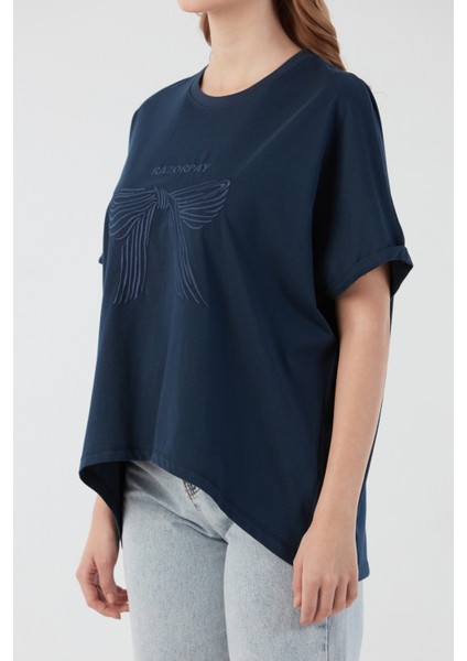 Yazı ve Fiyonk Nakışlı Oversize Tişört indirimleri