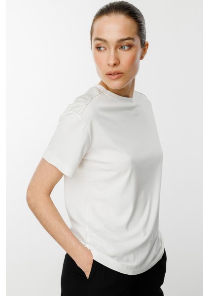 Omuzları Taşlı Sıfır Yaka Ekru Kadın Tişört 51348-2Y5 modelleri