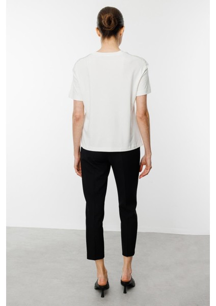 Omuzları Taşlı Sıfır Yaka Ekru Kadın Tişört 51348-2Y5 indirimleri