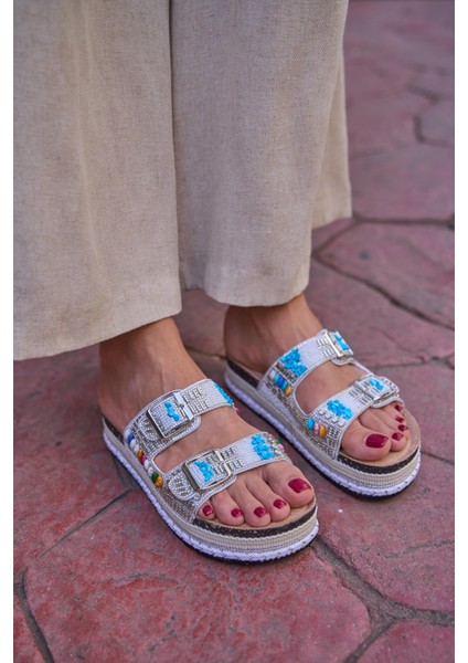 Beyaz Kadın Taş ve Boncuk Detaylı Tokalı Platform Terlik