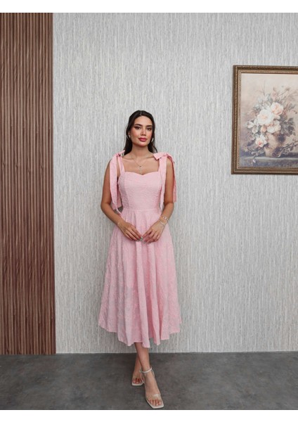 Pembe Nakış Işlemeli Elbise