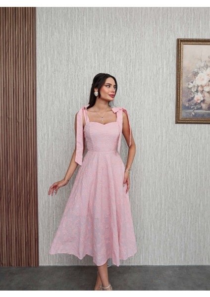 Pembe Nakış Işlemeli Elbise