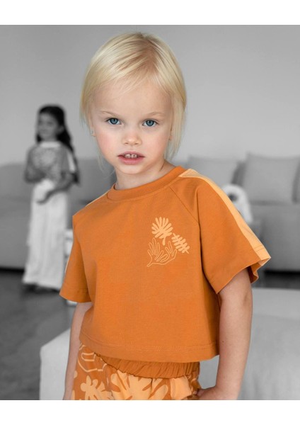 Kız Çocuk Pamuklu Turuncu El Baskı Desenli Takım - Kısa Kollu Crop T-Shirt ve Geniş Paça Pantolon