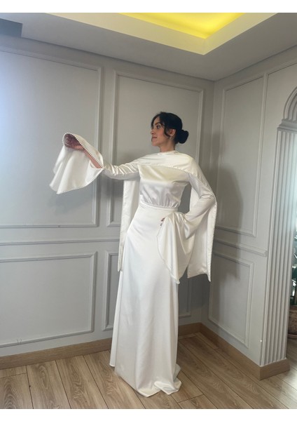 Uzun Kuşaklı Inci Detaylı Beyaz Saten Elbise