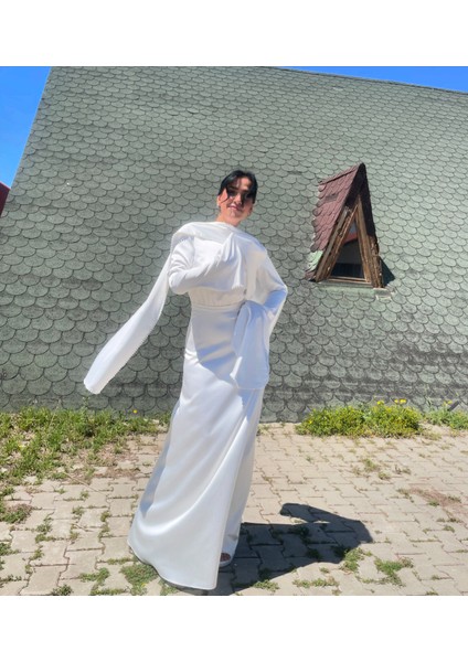 Uzun Kuşaklı Inci Detaylı Beyaz Saten Elbise fırsatları