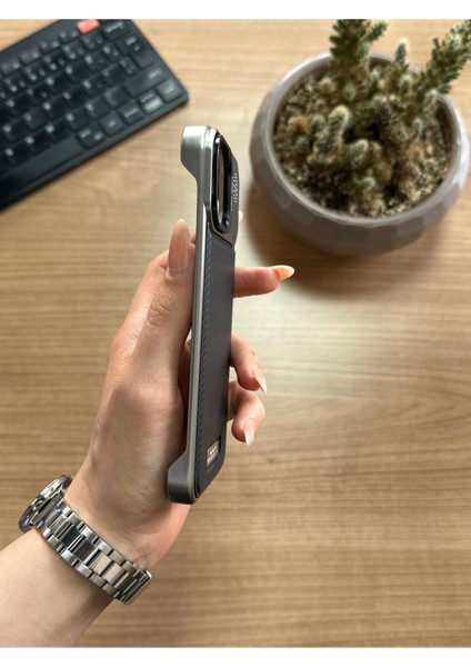 iPhone 13/14 Standlı Karbon Kılıf SOOCASE624