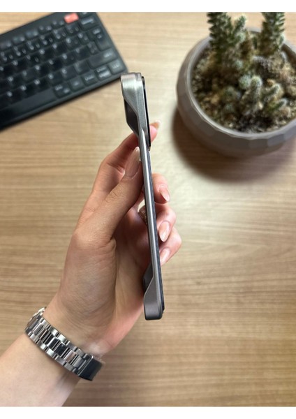 iPhone 15 Standlı Karbon Kılıf SOOCASE624
