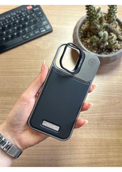 iPhone 15 Standlı Karbon Kılıf SOOCASE624