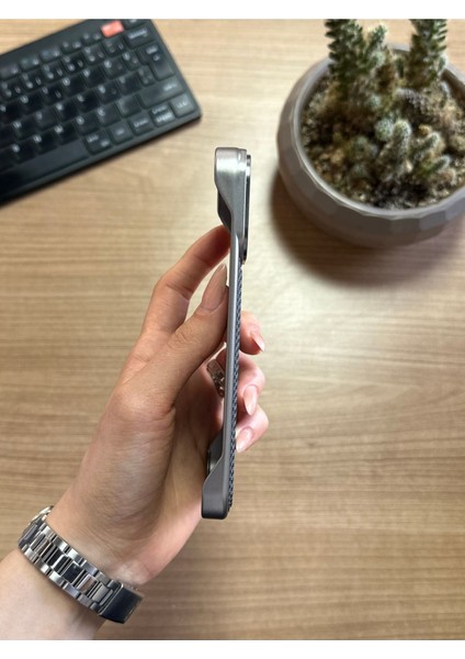 iPhone 16 Pro Standlı Karbon Kılıf SOOCASE624