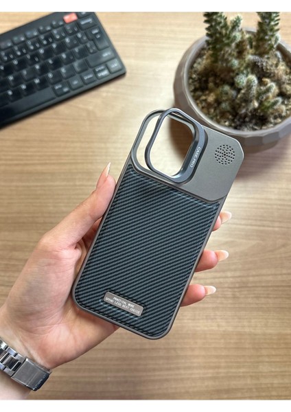 iPhone 16 Pro Standlı Karbon Kılıf SOOCASE624