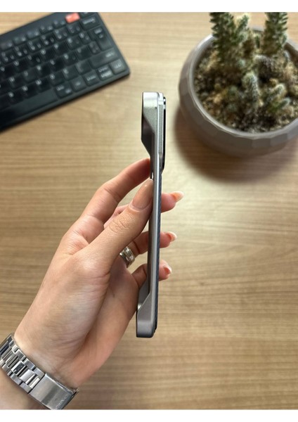 iPhone 15 Pro Standlı Karbon Kılıf SOOCASE624