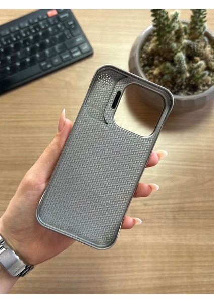 iPhone 15 Pro Standlı Karbon Kılıf SOOCASE624