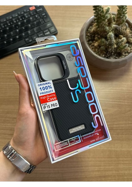 iPhone 15 Pro Standlı Karbon Kılıf SOOCASE624