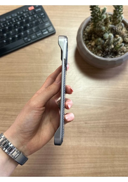 iPhone 16 Pro Max Standlı Karbon Kılıf SOOCASE624