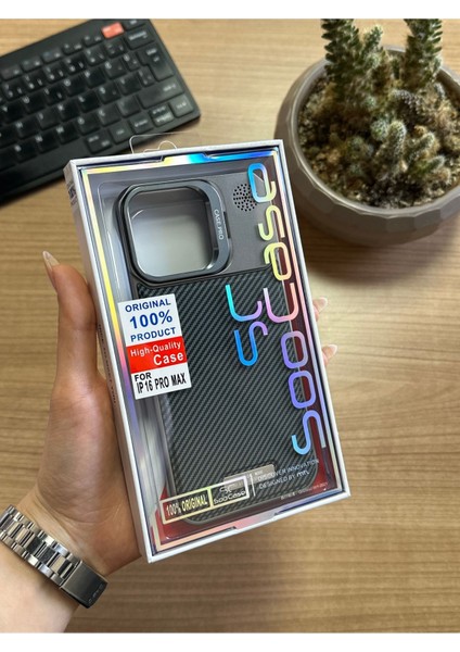 iPhone 16 Pro Max Standlı Karbon Kılıf SOOCASE624