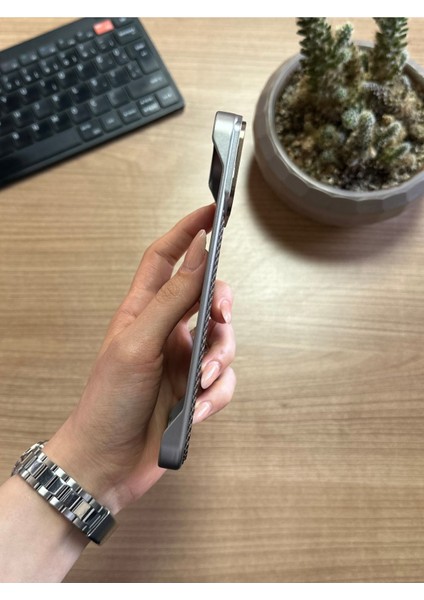 iPhone 16 Pro Max Standlı Karbon Kılıf SOOCASE624