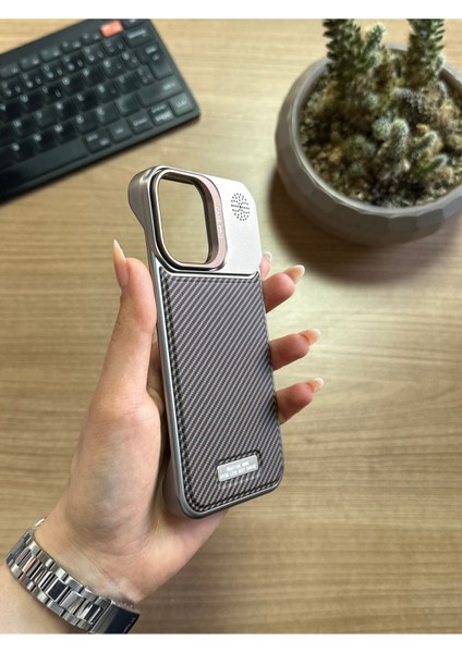 iPhone 15 Standlı Karbon Kılıf SOOCASE624