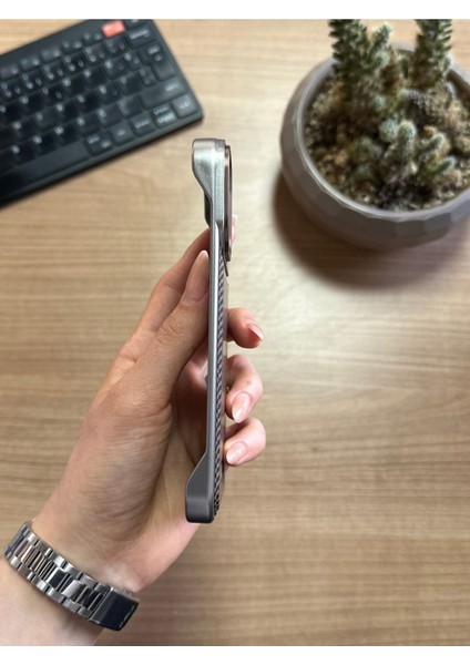 iPhone 15 Standlı Karbon Kılıf SOOCASE624