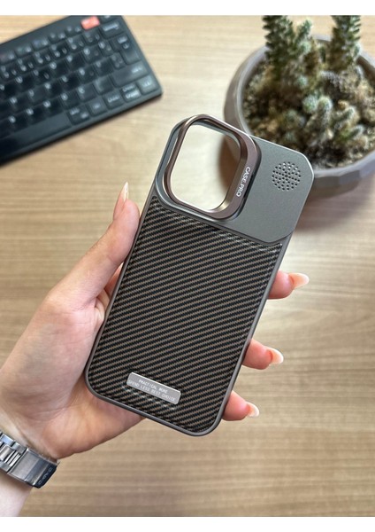iPhone 15 Standlı Karbon Kılıf SOOCASE624
