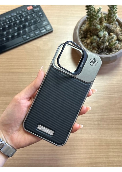 iPhone 15 Pro Max Standlı Karbon Kılıf SOOCASE624