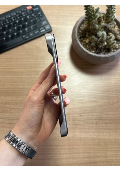 iPhone 15 Pro Max Standlı Karbon Kılıf SOOCASE624