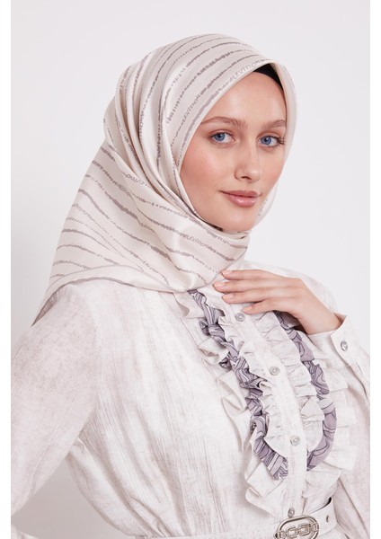 Krem Çizgili Yazı Desen Twill Ipek Eşarp