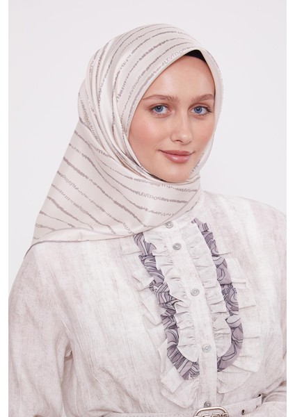 Krem Çizgili Yazı Desen Twill Ipek Eşarp fırsatları
