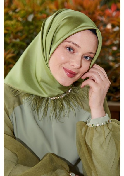 Krem-Yeşil Çift Taraflı Twill Ipek Eşarp modelleri