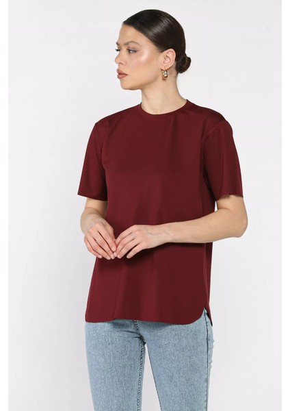 Bisiklet Yaka Yan Yırtmaçlı Kadın Tişört P-00017045