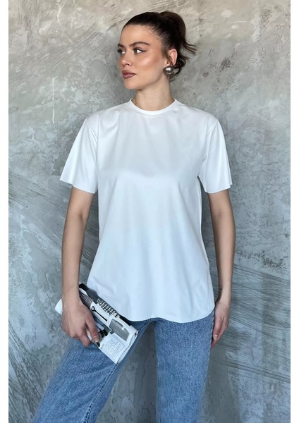 Bisiklet Yaka Yan Yırtmaçlı Kadın Tişört P-00017045