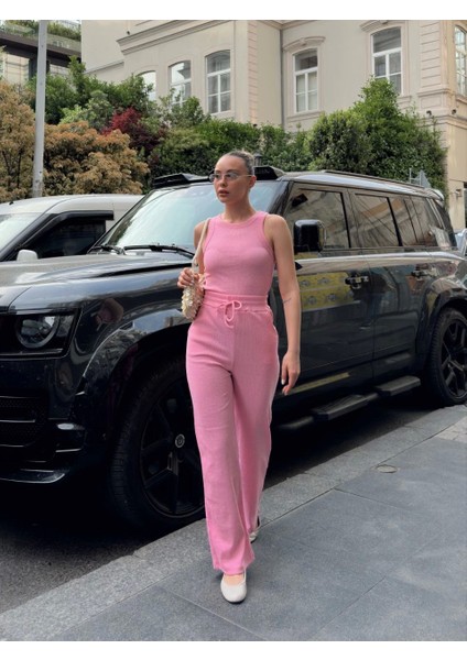 Pembe Renk Atletli Sıfır Yaka Kalın Askılı Boru Paça Pantolonlu Kaşkorse Takım
