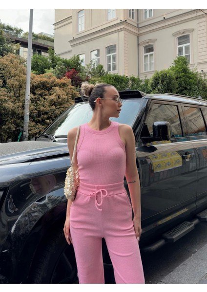 Pembe Renk Atletli Sıfır Yaka Kalın Askılı Boru Paça Pantolonlu Kaşkorse Takım modelleri