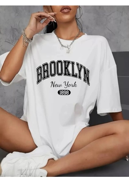 Brooklyn Harf Baskılı Düşük Omuzlu T-Shirt, Rahat Kısa Kollu Bol T-Shirt, Kadın Giyim - Beyaz