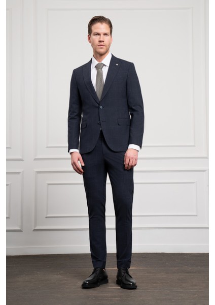 Erkek Lacivert Yünlü Slim Fit Sivri Yaka Takım Elbise