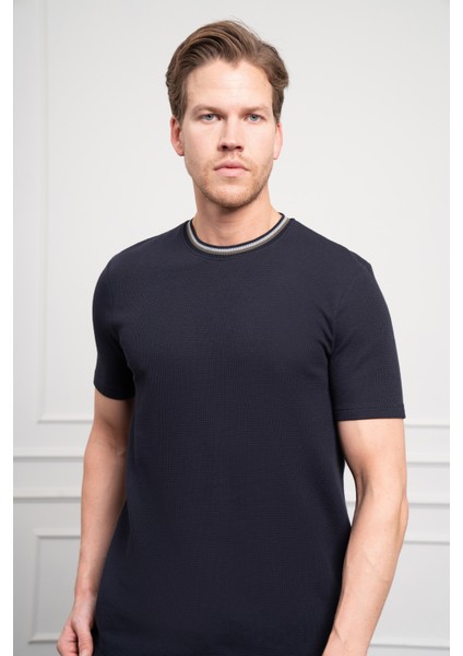Erkek Lacivert Trend Bisiklet Yaka Dinamik Fit T-Shirt