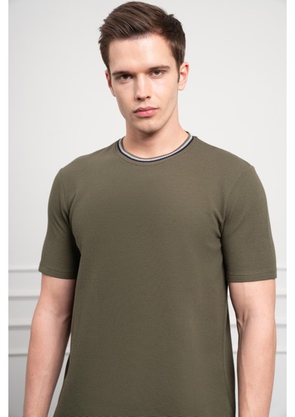 Erkek Haki Trend Bisiklet Yaka Dinamik Fit T-Shirt fırsatları