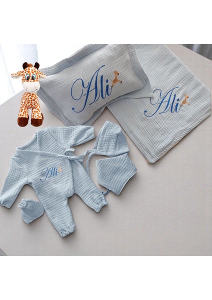 Isme Özel Nakışlı Müslin Bebek Seti – Battaniye, Yastık ve Kıyafet Takımı (6 Parça)