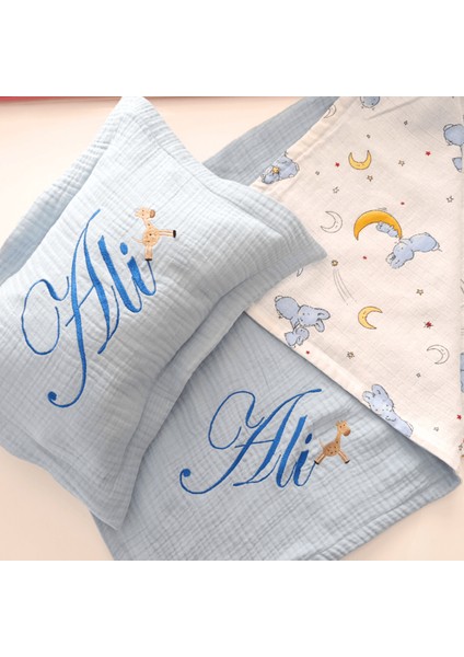 Isme Özel Nakışlı Müslin Bebek Seti – Battaniye, Yastık ve Kıyafet Takımı (6 Parça)