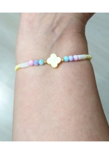 Açık Sarı Sedef Yonca Pastel Renklerde Sedef ve Açık Sarı Çek Cam Boncuklu Bileklik modelleri