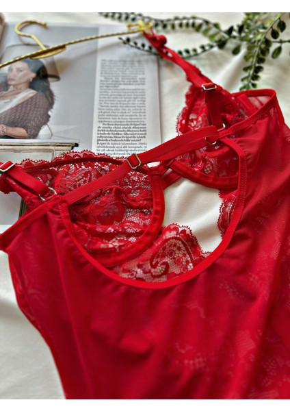 Kadın Iç Giyim Bodysuit – Kırmızı Dantel, Derin Dekolte, Şeffaf ve Vücuda Oturan Tasarım