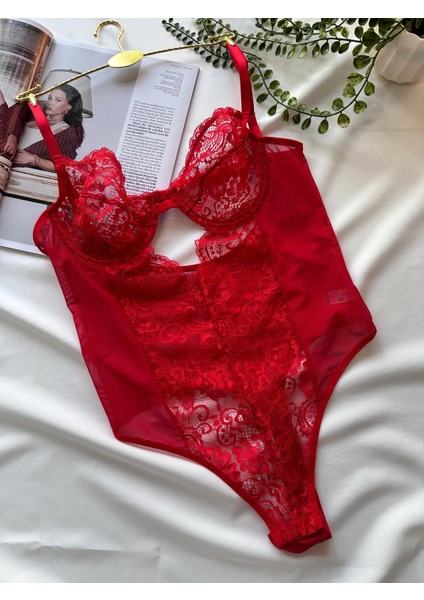 Kadın Iç Giyim Bodysuit – Kırmızı Dantel, Derin Dekolte, Şeffaf ve Vücuda Oturan Tasarım