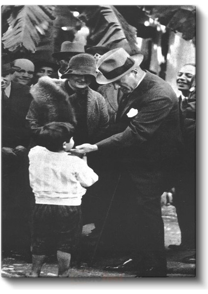 Çocuklarla Atatürk - Şapkalı Tarihi Anı Kanvas Tablo